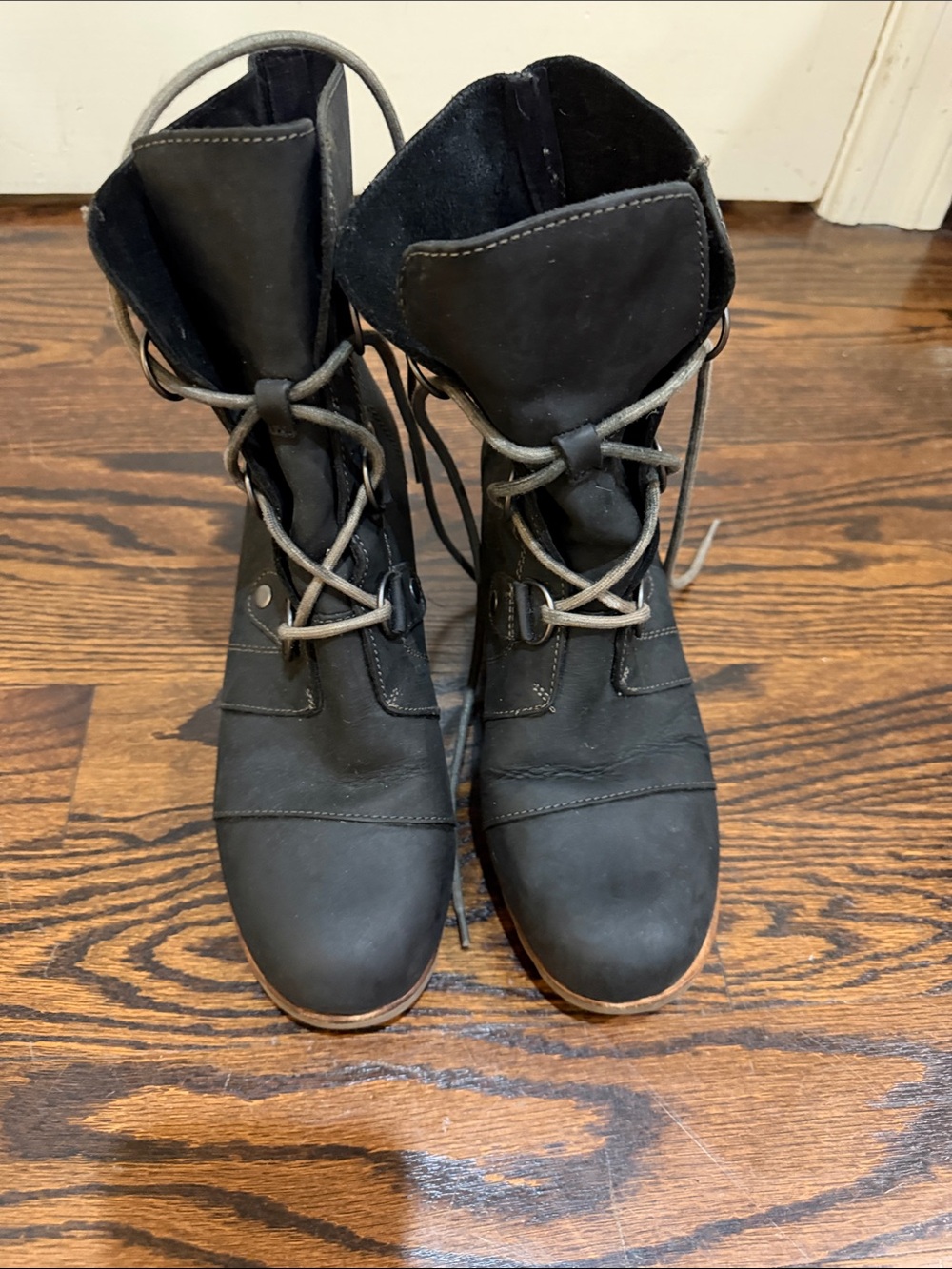 Sorel Women's Black Lace-Up Leather Ankle Boots - Casual Everyday Style size 9.5